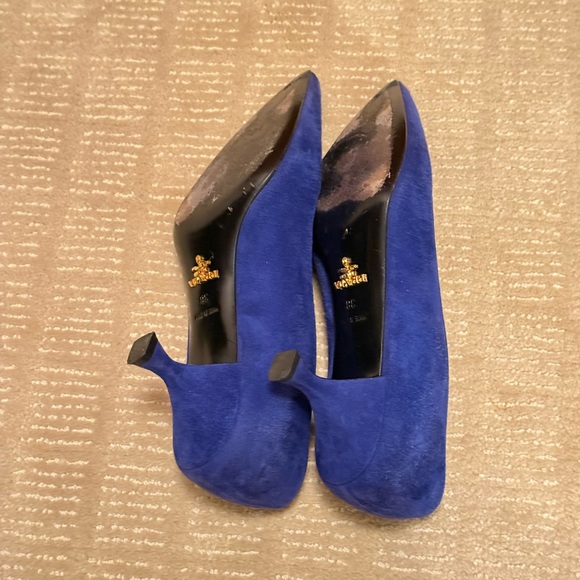 Blue suede Prada kitten heels. Size 38. - Picture 3 of 7